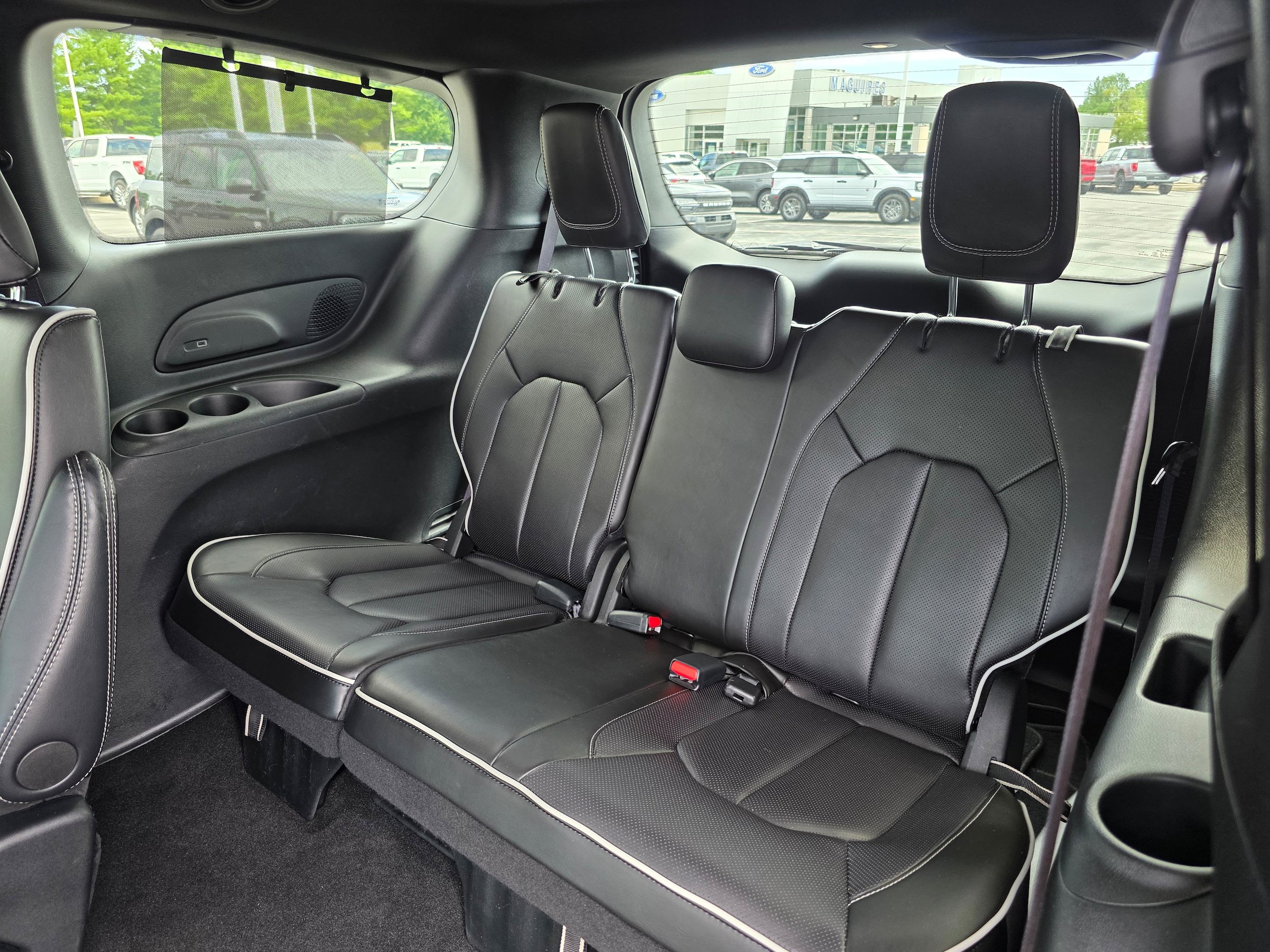 Used 2025 Chrysler Pacifica Limited FWD image 10