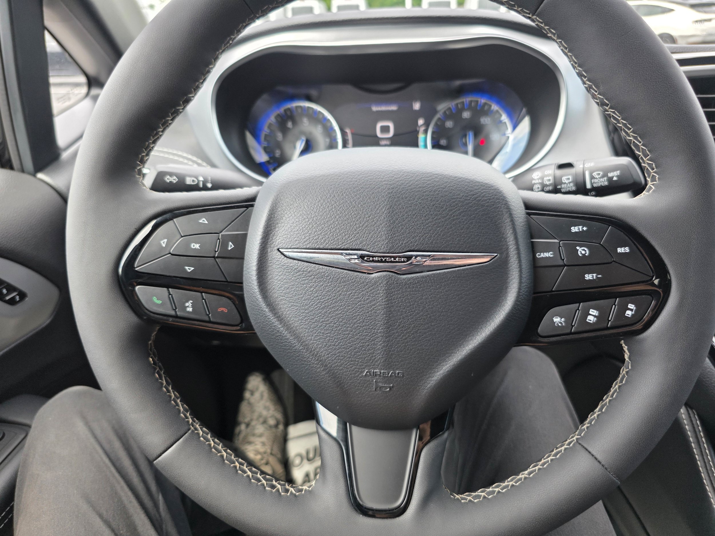 Used 2025 Chrysler Pacifica Limited FWD image 15