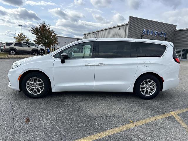 Used 2024 Chrysler Pacifica Touring-L image 7