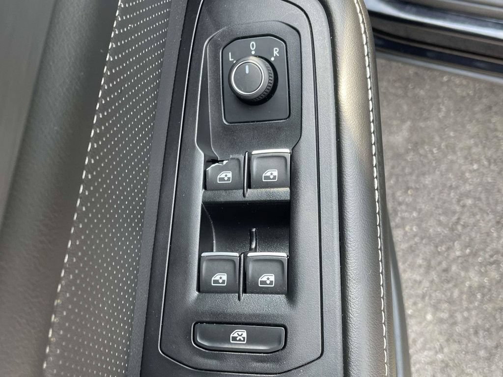 Used 2024 Volkswagen Atlas Cross Sport SE FWD image 16