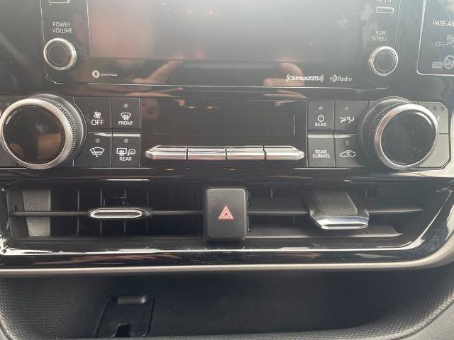 Used 2022 Toyota Highlander XLE AWD/4WD image 19