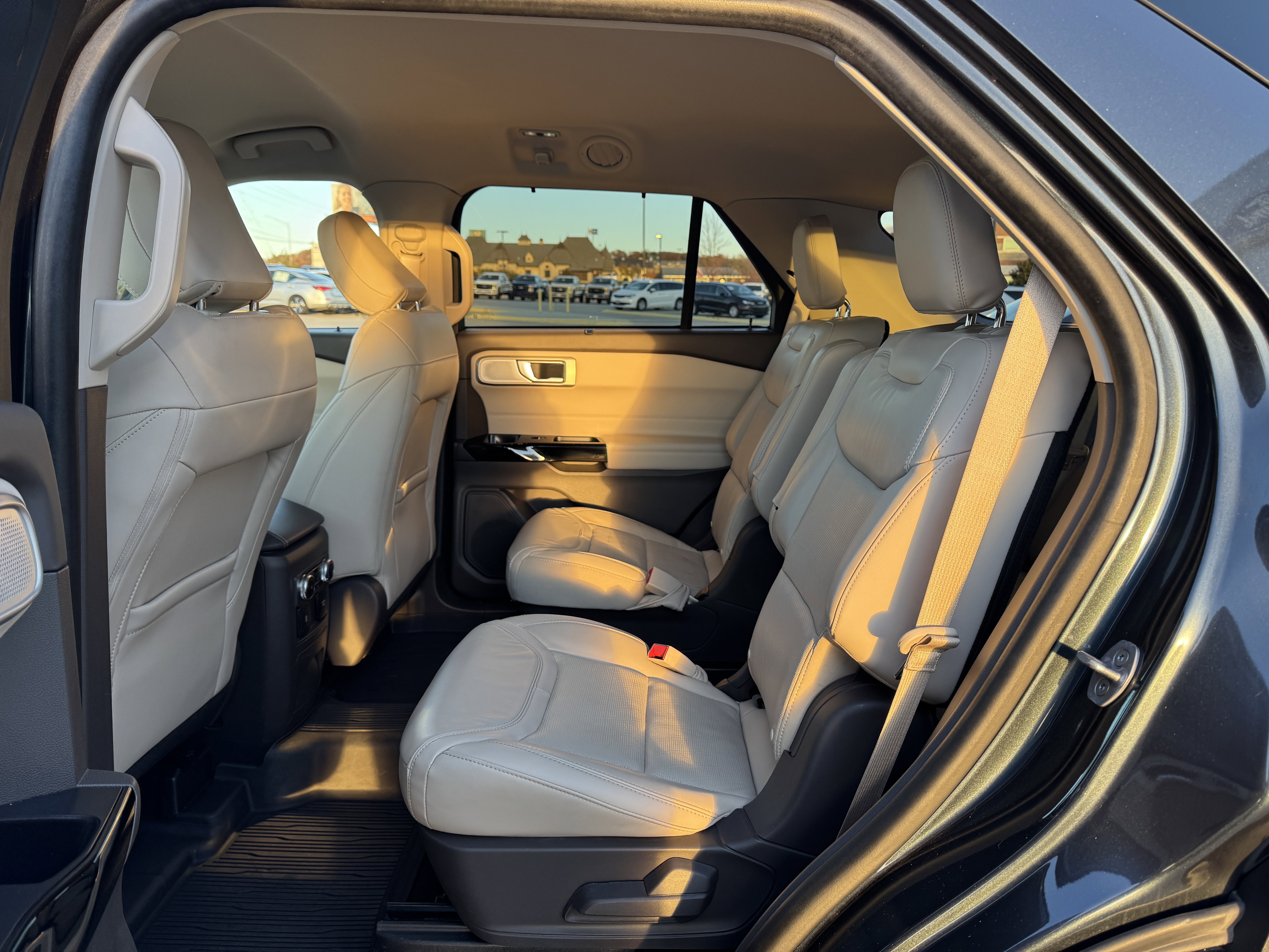 Certified 2022 Ford Explorer Platinum w/ Equipment Group 601A image 33