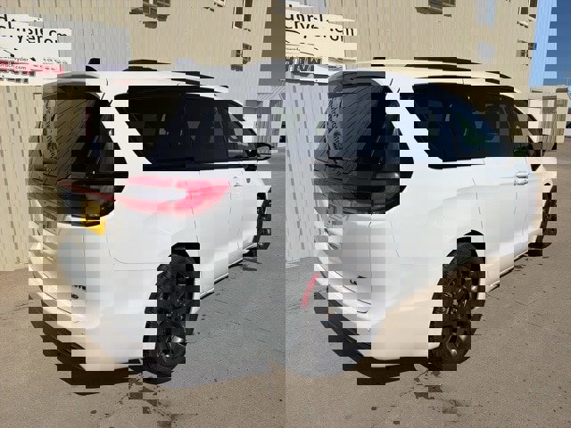 Used 2025 Chrysler Pacifica Limited image 4