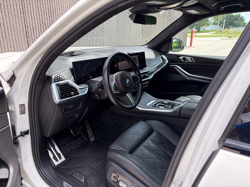 Used 2023 BMW X7 xDrive40i w/ M Sport Package AWD/4WD image 11