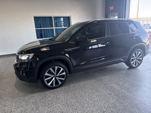 Used 2024 Volkswagen Taos SE FWD image 1