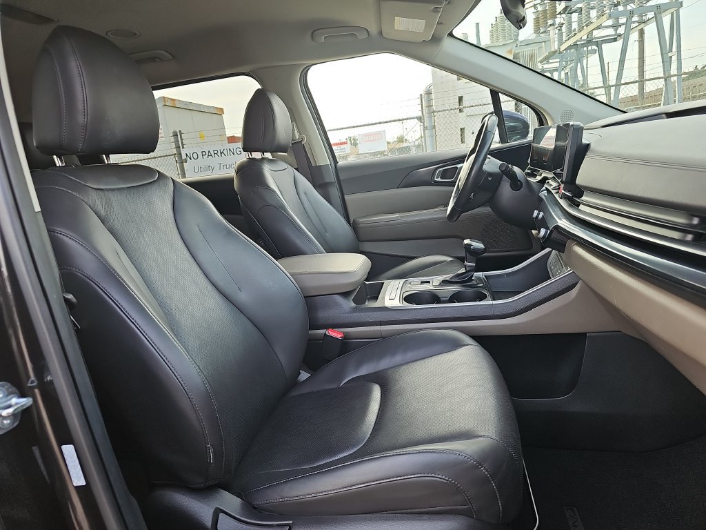 Used 2025 Kia Carnival FWD image 10