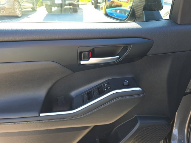Used 2023 Toyota Highlander XSE FWD image 12
