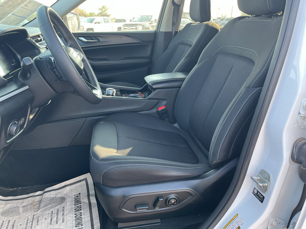 Used 2023 Jeep Grand Cherokee L Laredo image 15