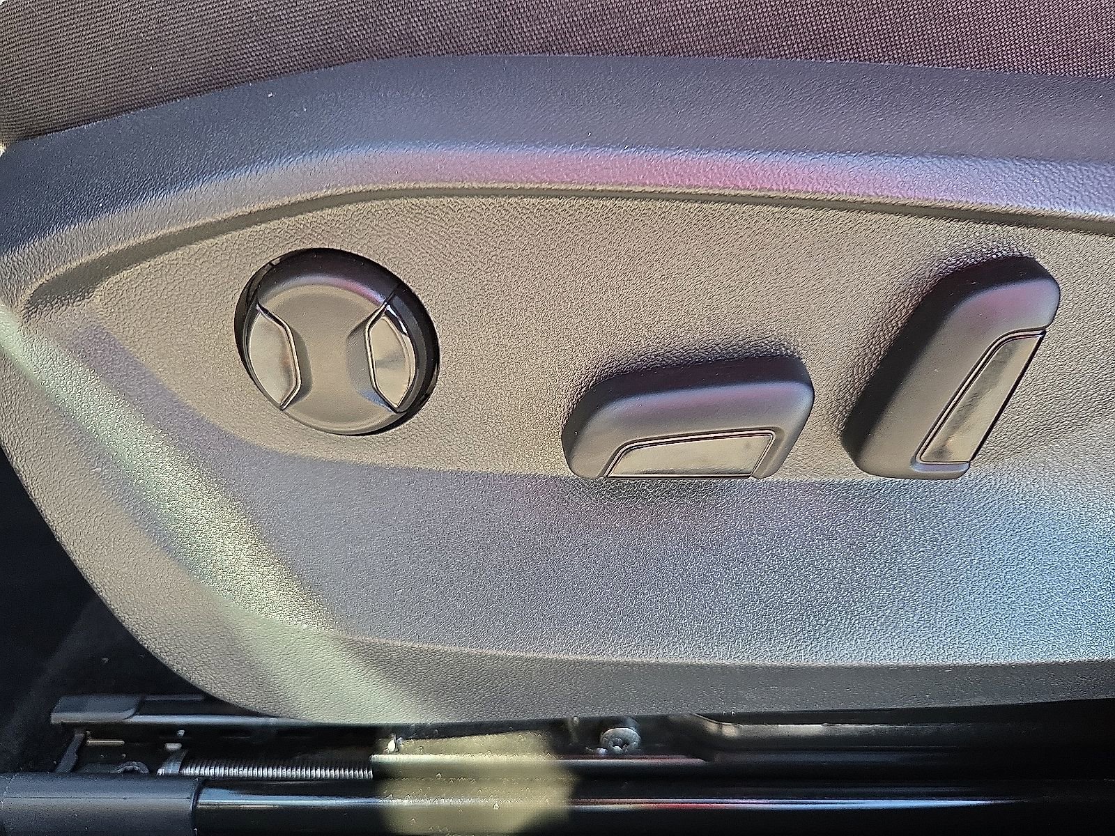 Used 2025 Volkswagen Taos SE image 15