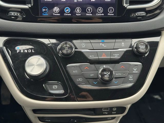 Used 2018 Chrysler Pacifica Touring-L Plus FWD image 19