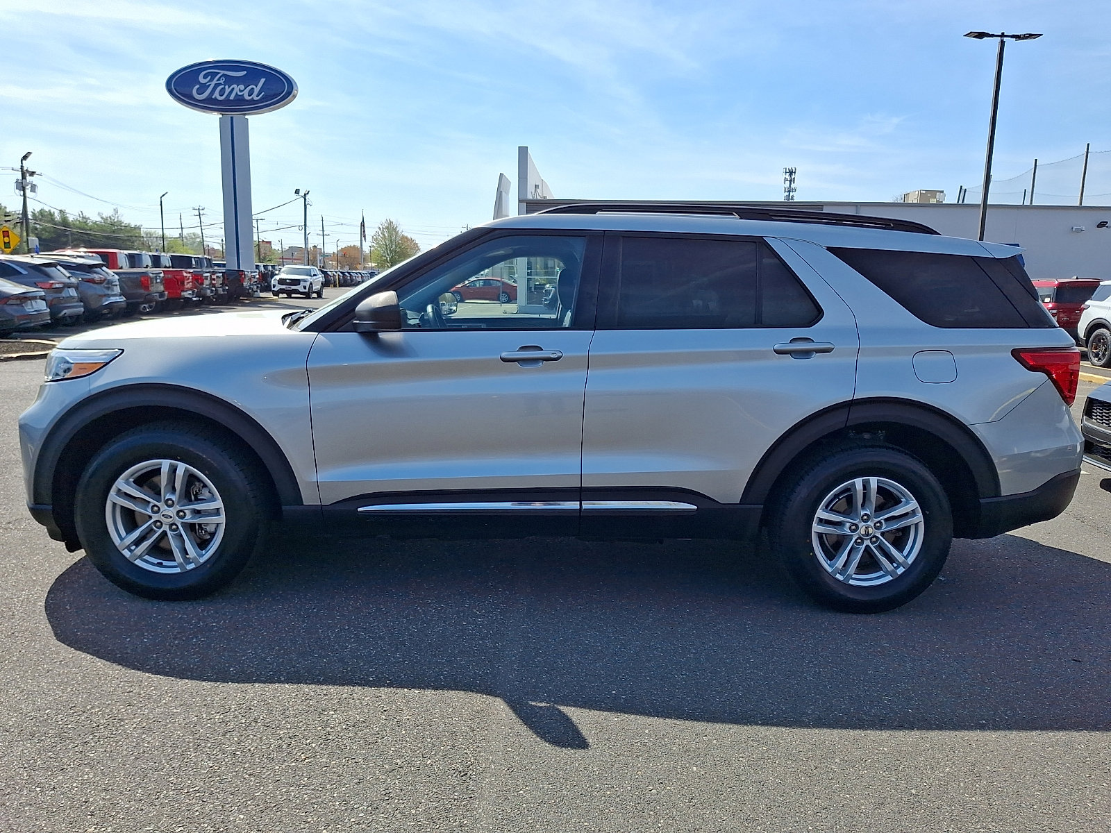Certified 2022 Ford Explorer XLT w/ Equipment Group 202A AWD/4WD image 6