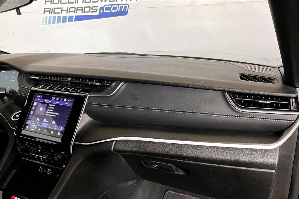 Used 2025 Jeep Grand Cherokee Altitude AWD/4WD image 12