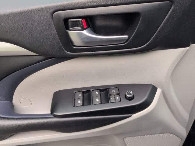 Used 2018 Toyota Highlander XLE AWD/4WD image 19