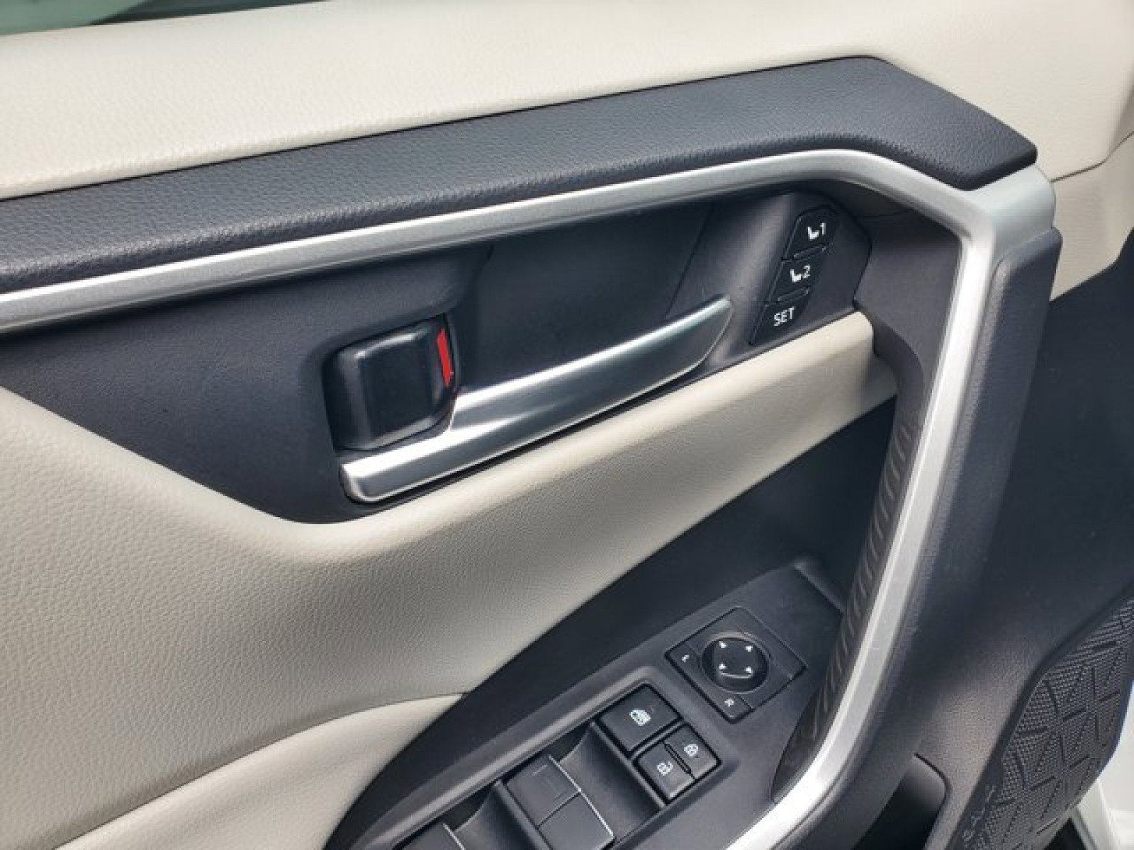 Used 2021 Toyota RAV4 XLE Premium image 16