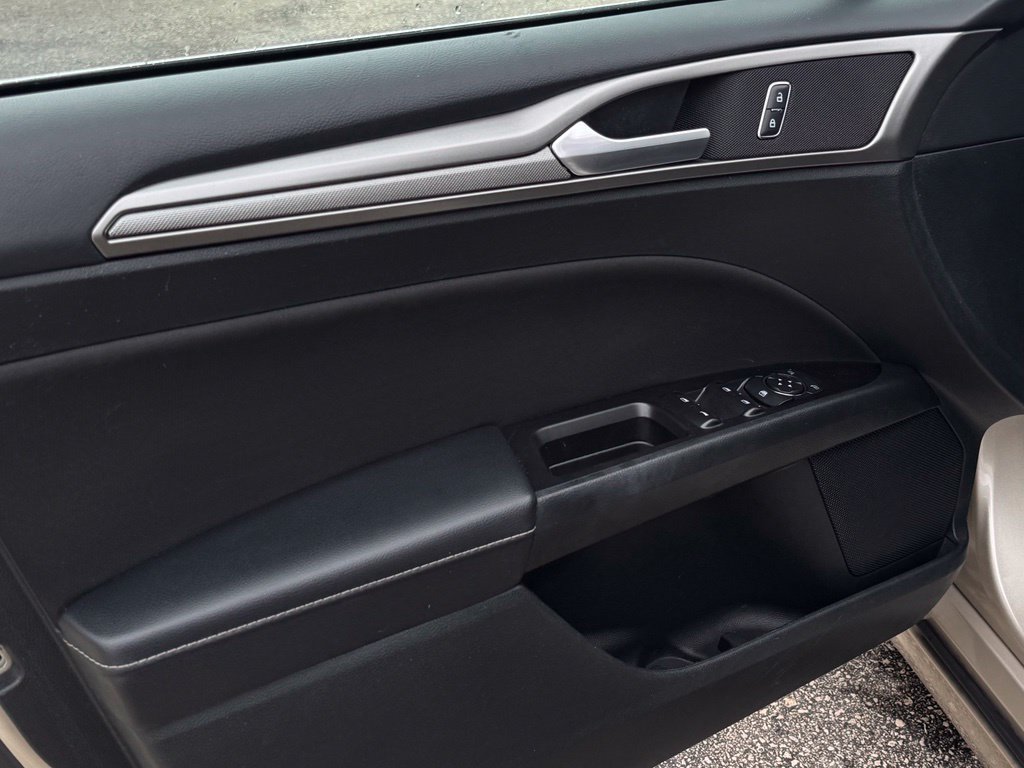 Certified 2017 Ford Fusion SE w/ Fusion SE Technology Package FWD image 9