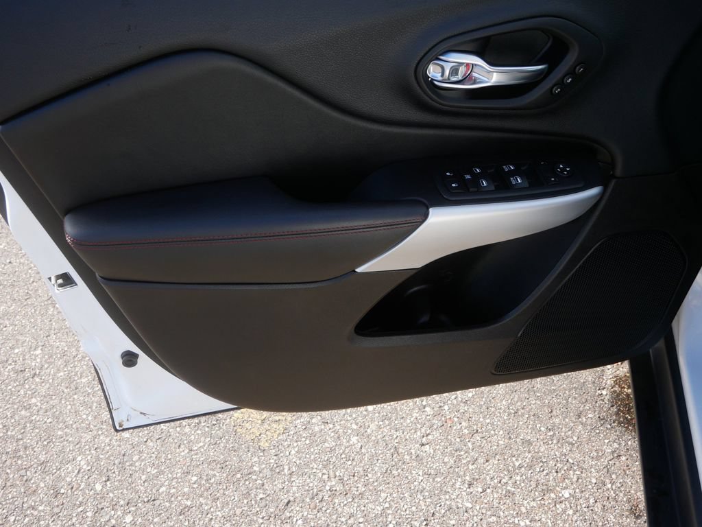 Used 2018 Jeep Cherokee Trailhawk AWD/4WD image 12