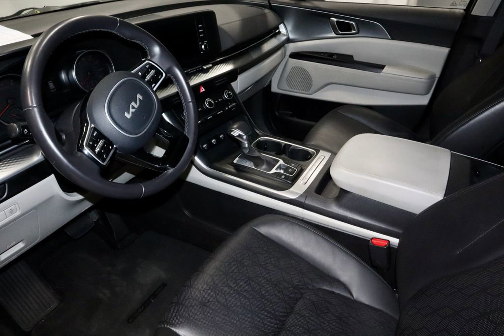 Used 2024 Kia Carnival LX image 24