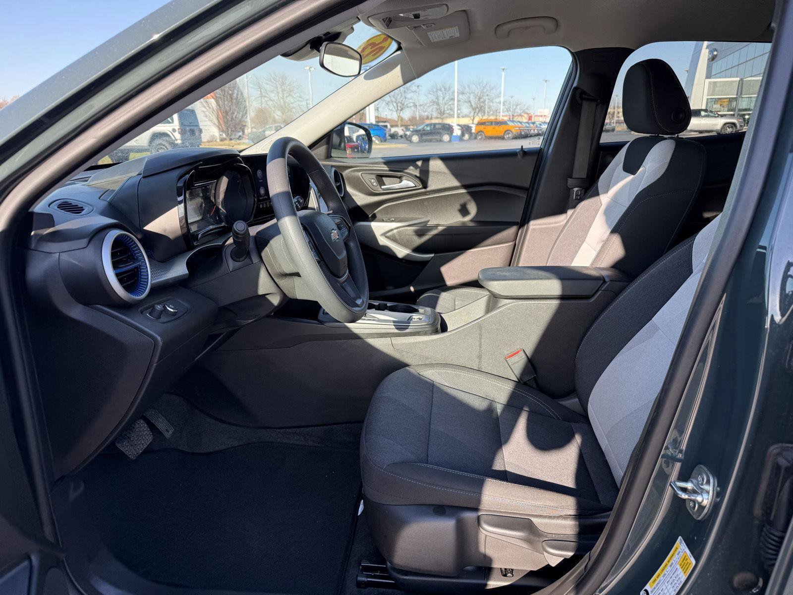 Used 2025 Chevrolet Trax LS w/ LS Convenience Package image 11