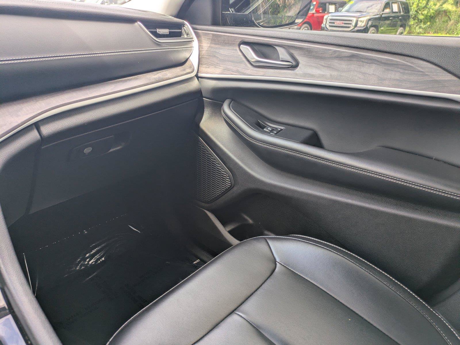 Used 2023 Jeep Grand Cherokee Limited AWD/4WD image 19