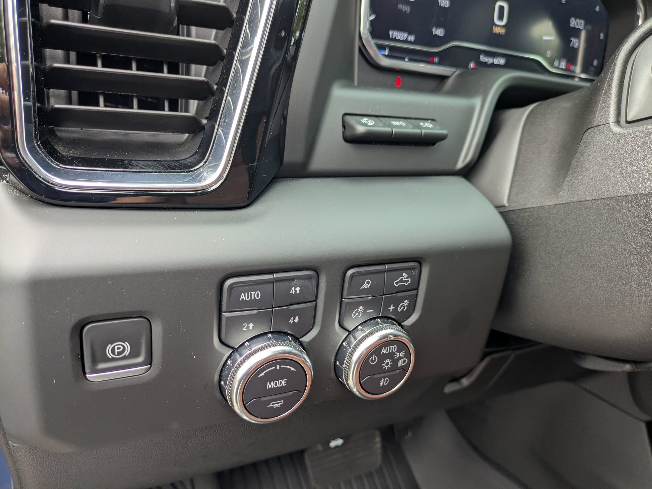 Used 2025 GMC Sierra 2500 Denali Ultimate AWD/4WD image 17