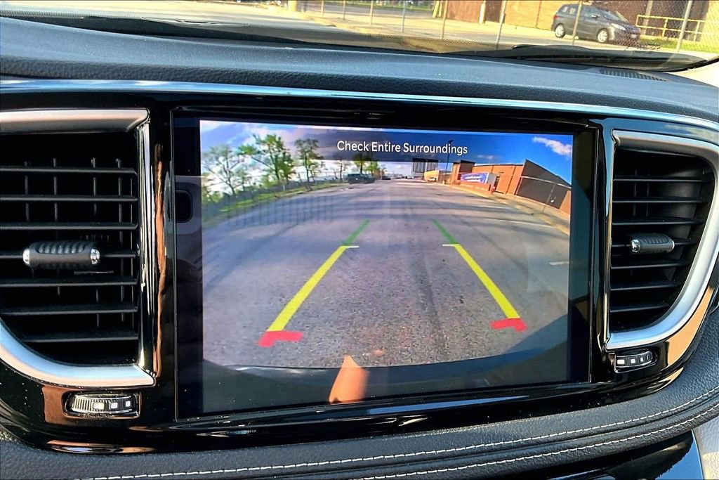 Used 2024 Chrysler Pacifica Limited FWD image 20