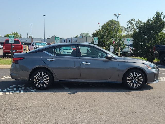 Used 2025 Nissan Altima 2.5 SV FWD image 4
