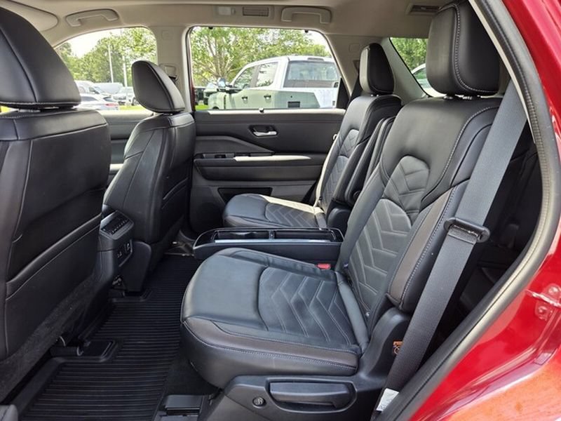Used 2024 Nissan Pathfinder Platinum FWD image 12