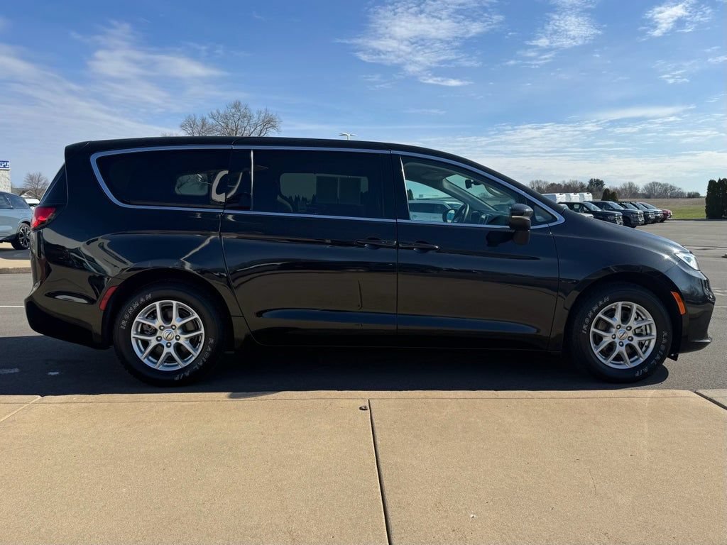 Used 2023 Chrysler Pacifica Touring-L FWD image 12