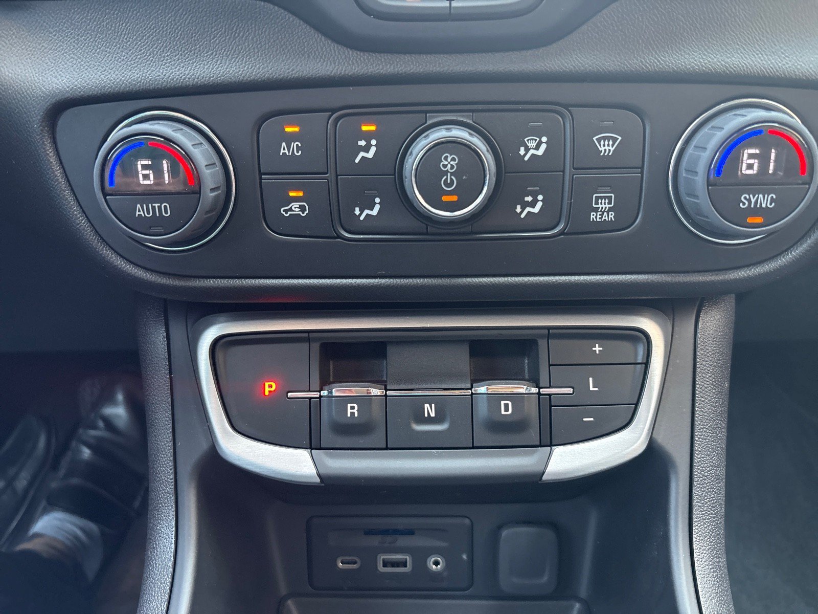 Used 2024 GMC Terrain SLT AWD/4WD image 19