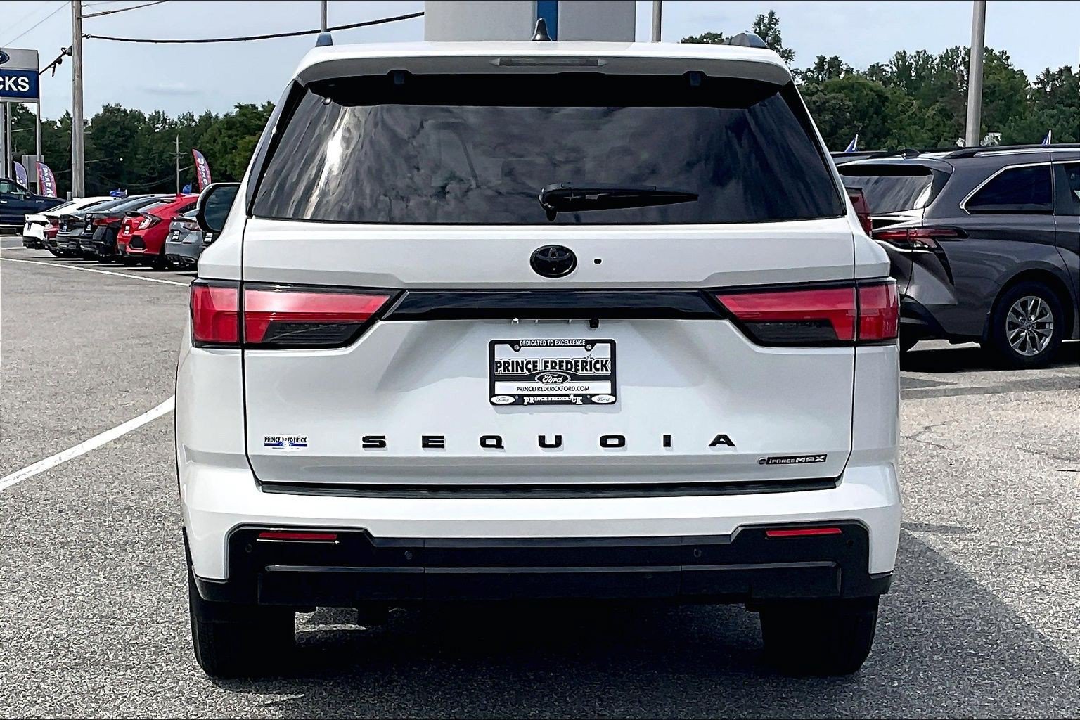 Used 2025 Toyota Sequoia Platinum AWD/4WD image 4