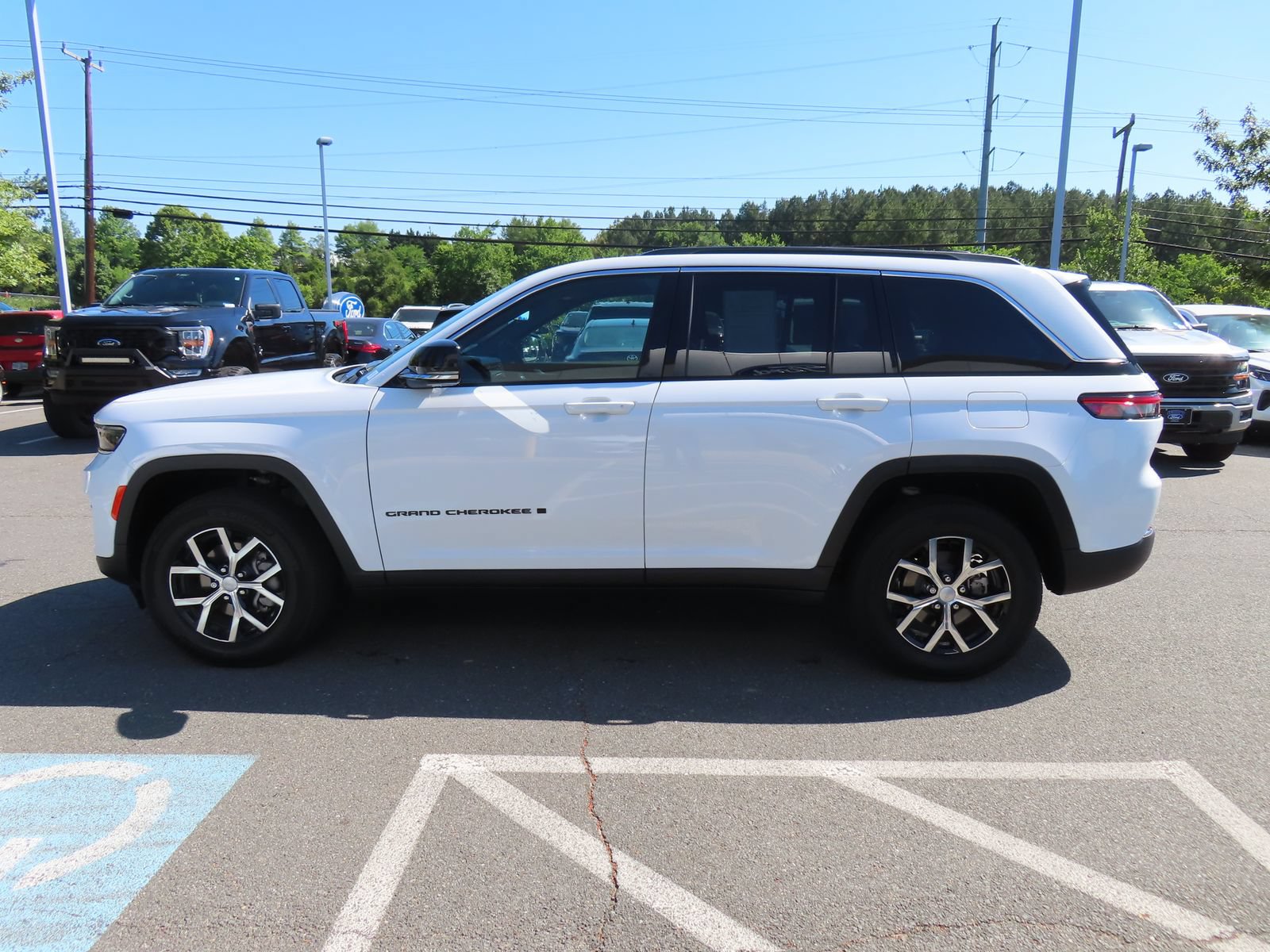 Used 2025 Jeep Grand Cherokee Limited w/ Trailer Tow Package AWD/4WD image 8