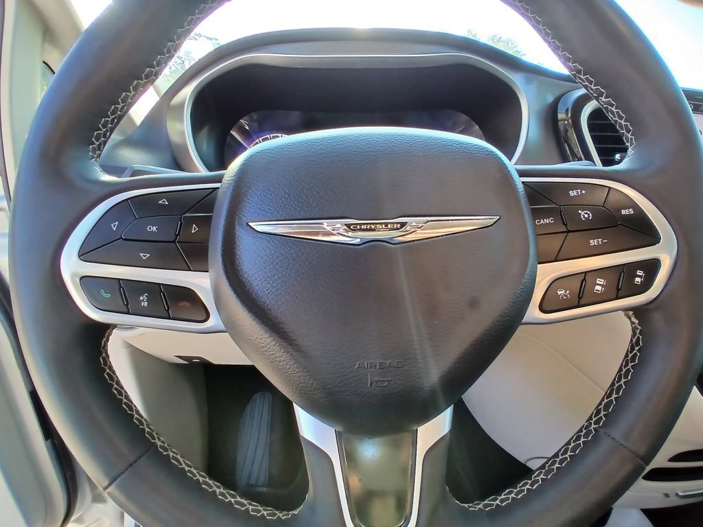 Used 2024 Chrysler Pacifica Touring-L FWD image 21