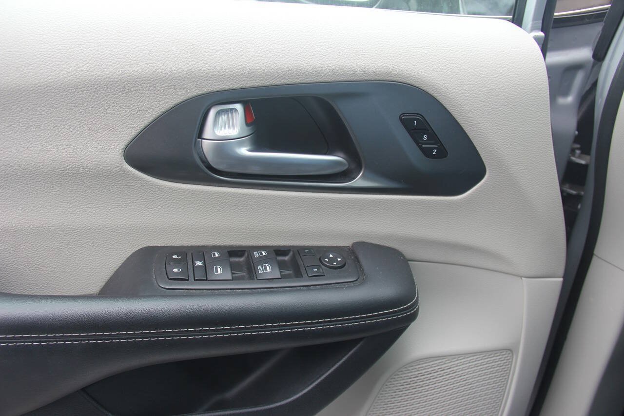 Used 2024 Chrysler Pacifica Touring-L FWD image 34