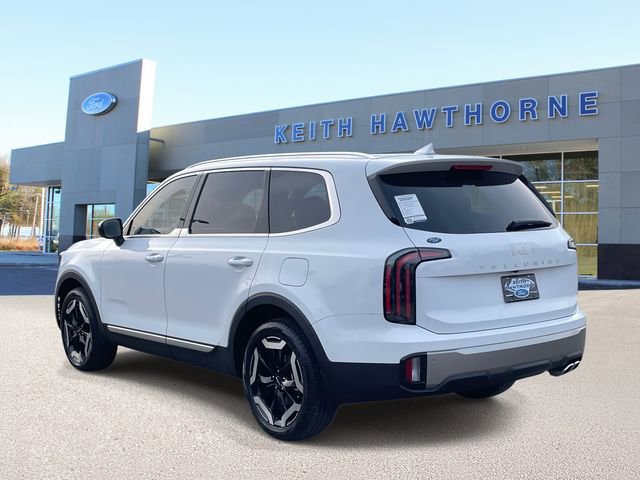 Used 2025 Kia Telluride EX w/ EX Captain's Chair Package image 2