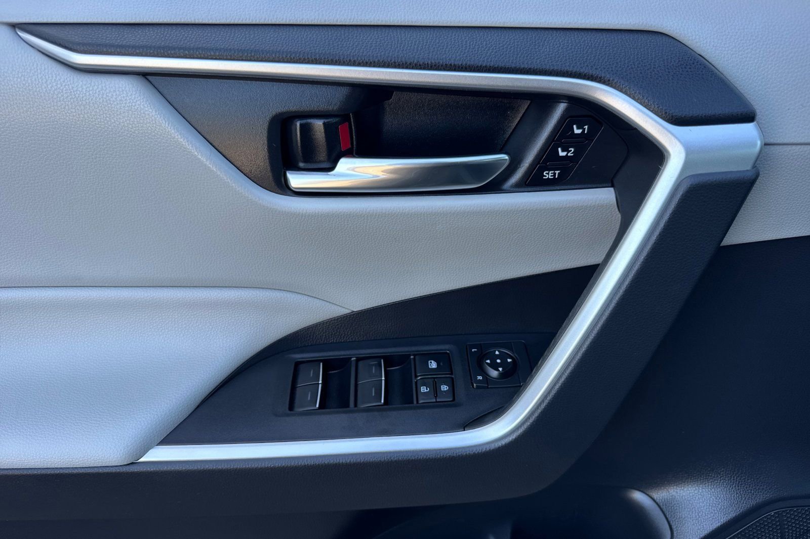 Used 2022 Toyota RAV4 XLE Premium image 12