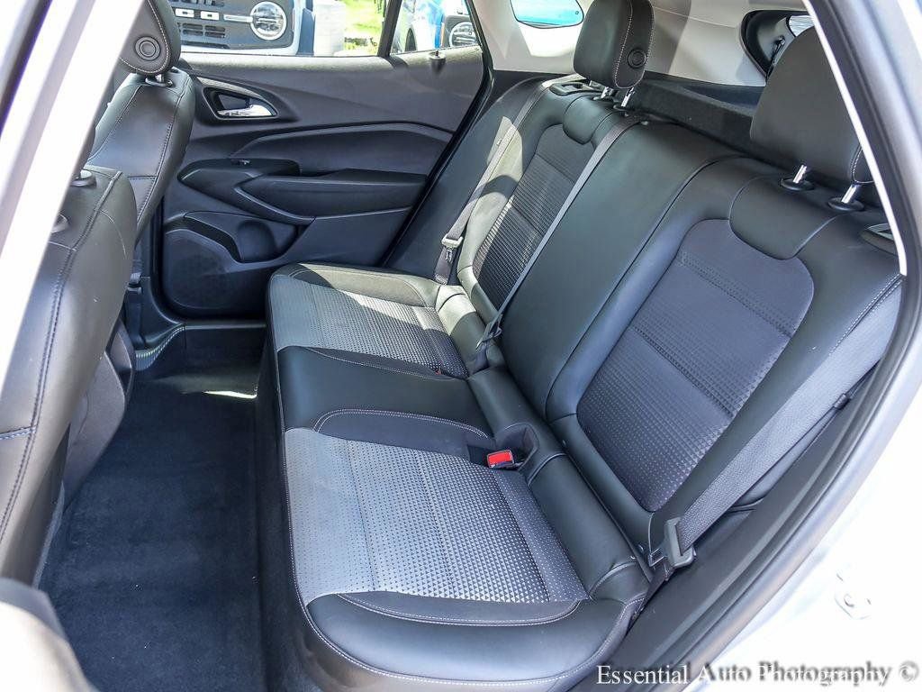 Used 2025 Chevrolet Trax LT w/ LT Convenience Package FWD image 11