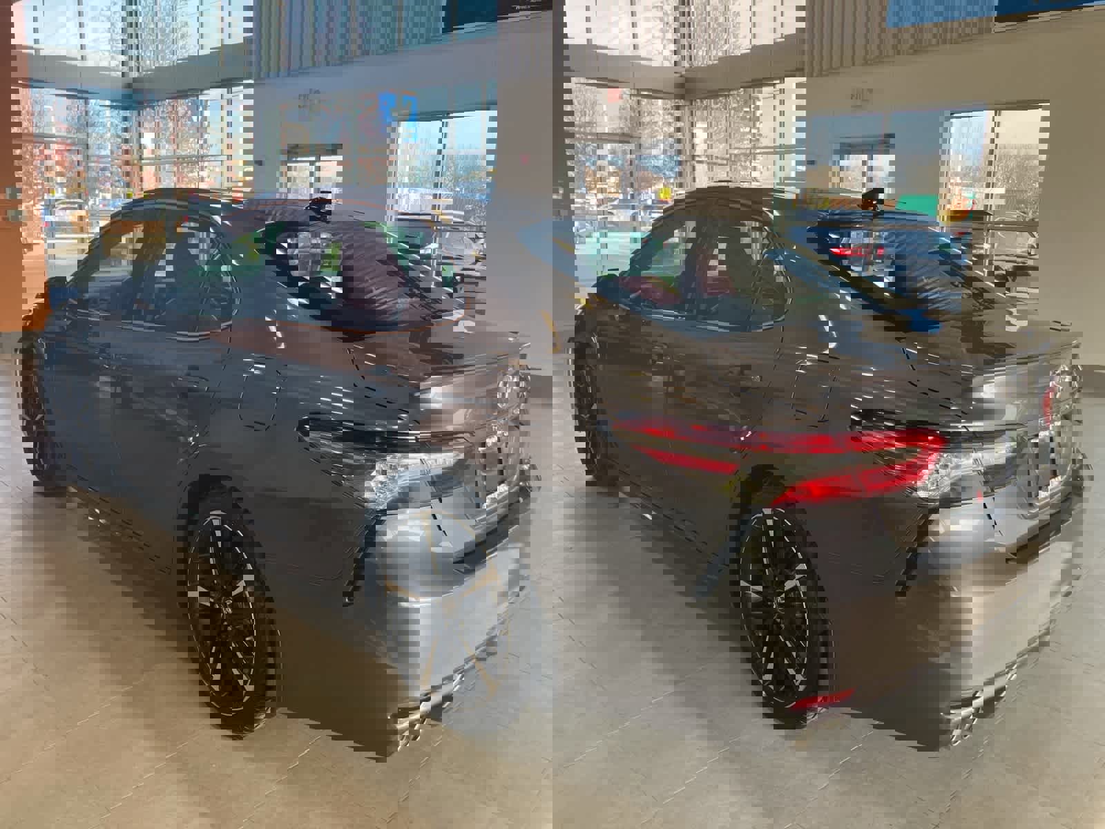 Used 2019 Toyota Camry XSE image 3