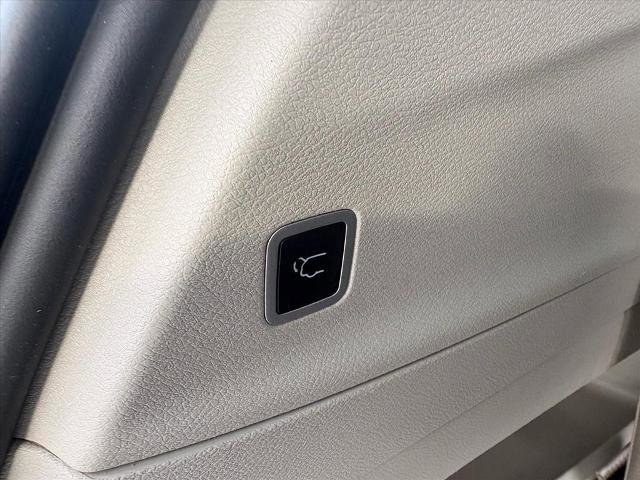 Used 2024 Chrysler Pacifica Touring-L image 27