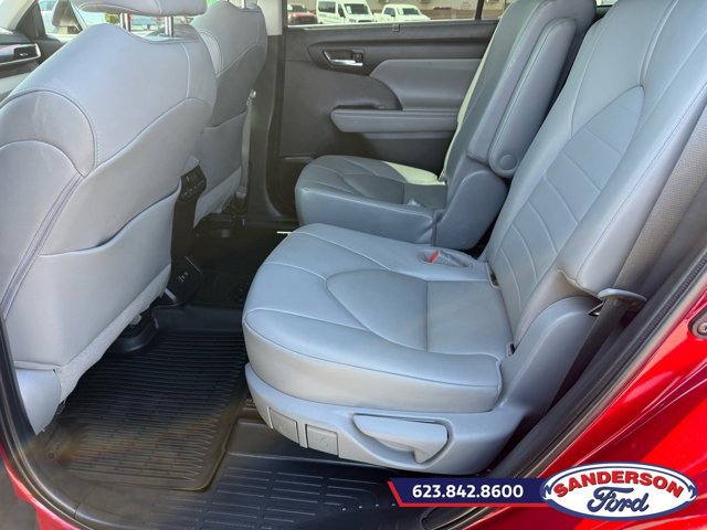Used 2021 Toyota Highlander XLE AWD/4WD image 16
