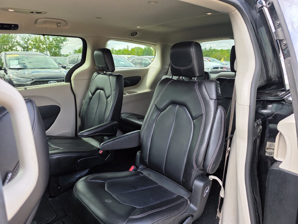 Used 2023 Chrysler Pacifica Touring-L FWD image 17