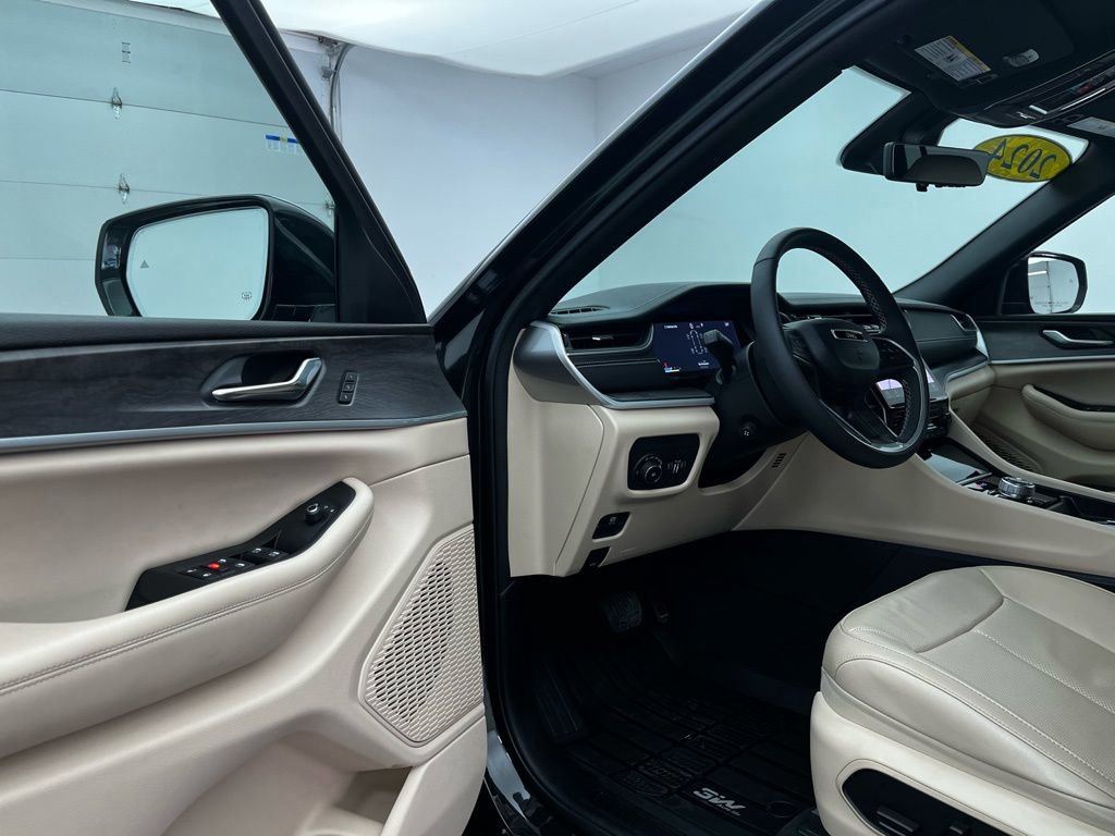 Used 2024 Jeep Grand Cherokee L Limited w/ Luxury Tech Group II image 15