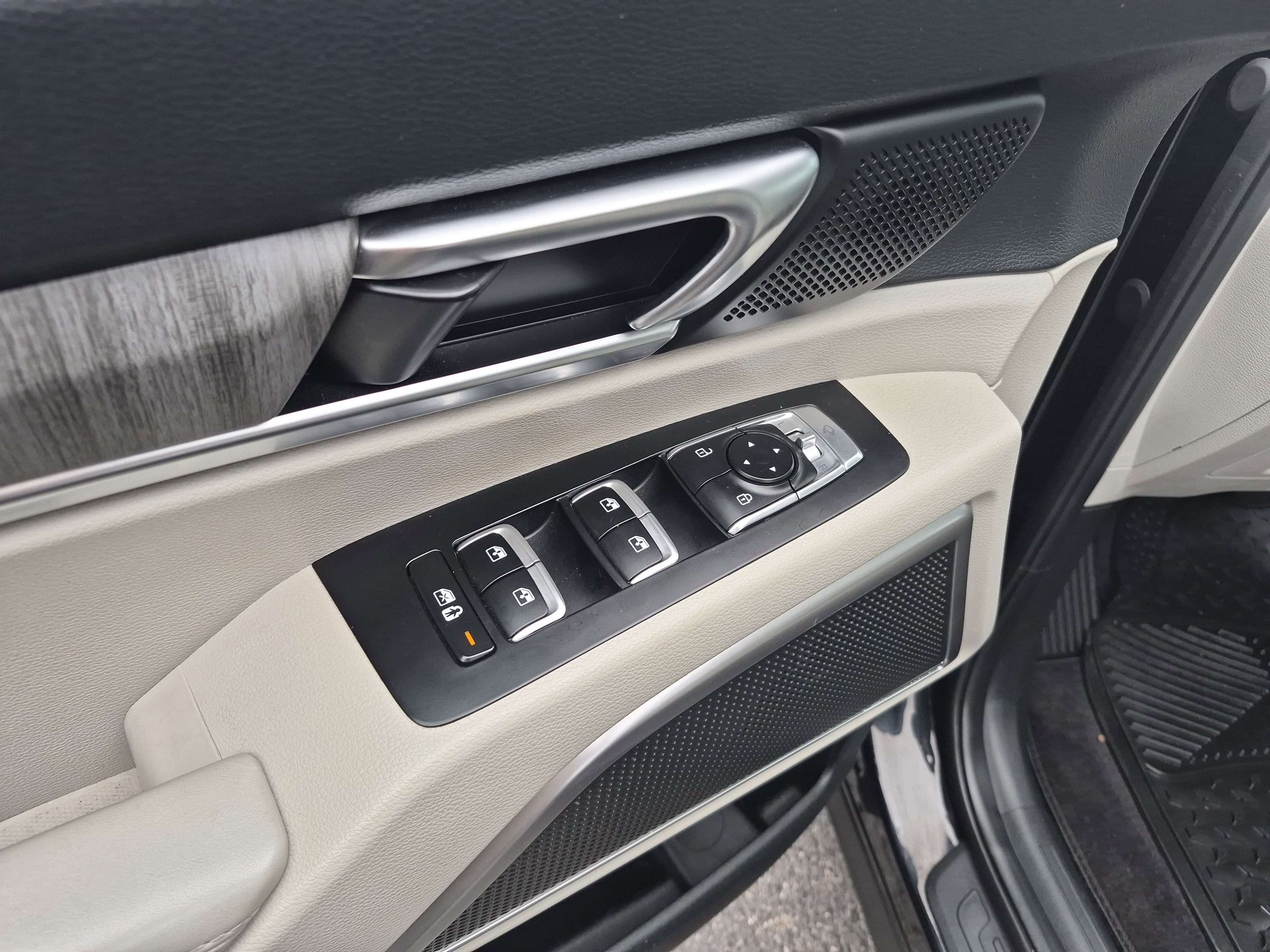 Used 2024 Kia Telluride EX w/ EX Captain's Chair Package image 10