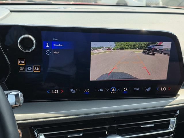 Used 2025 Chevrolet Traverse LT FWD image 19