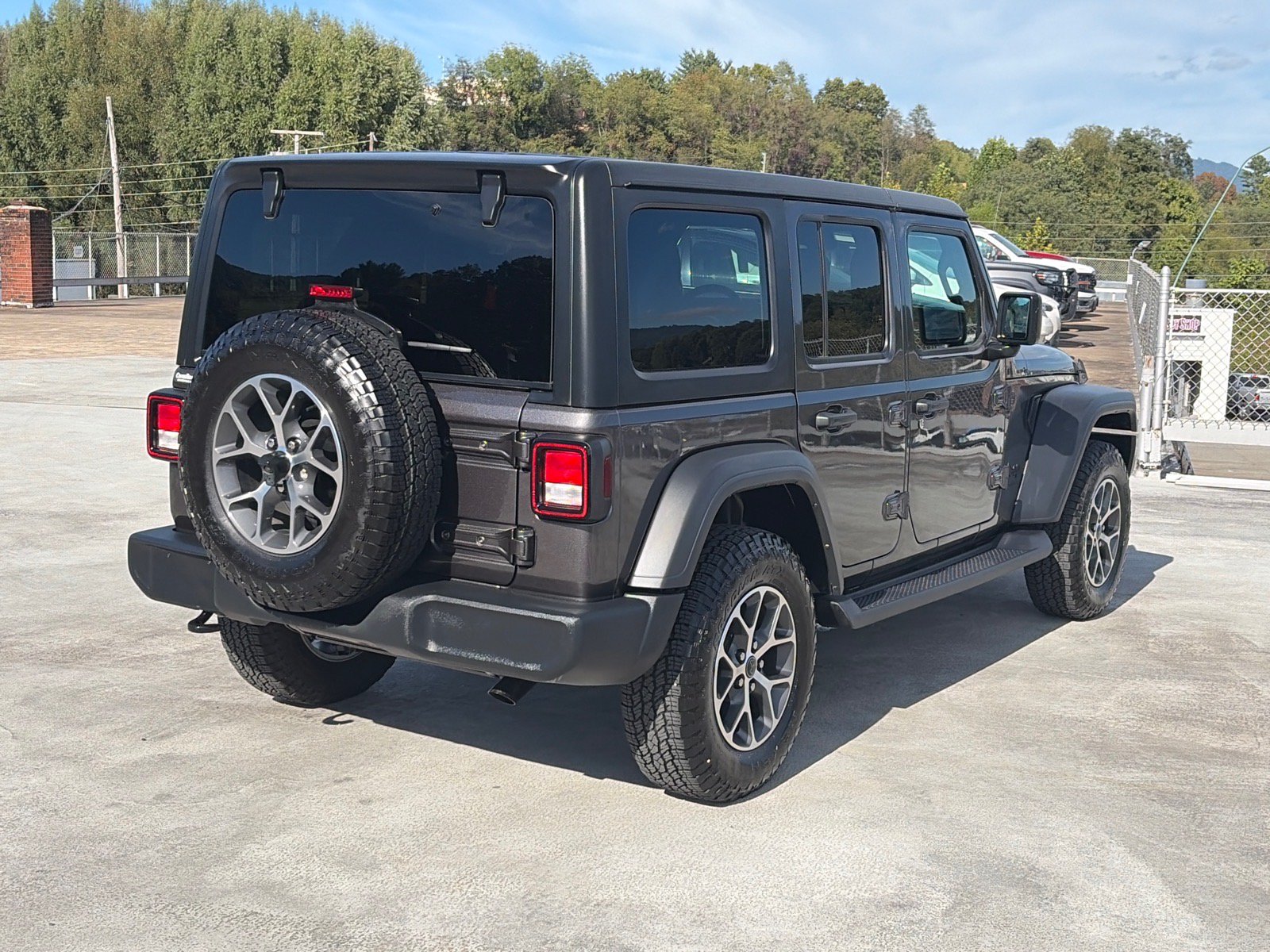 Used 2024 Jeep Wrangler Unlimited Sport AWD/4WD image 3