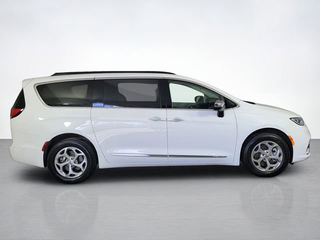 Used 2023 Chrysler Pacifica Limited AWD/4WD image 2