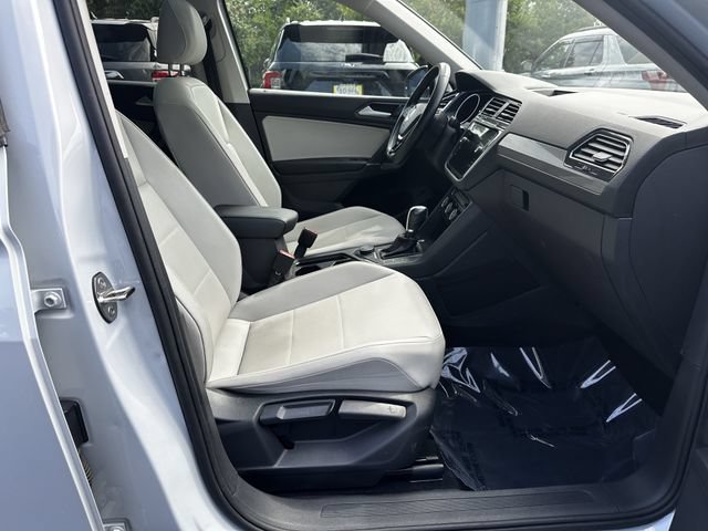 Used 2018 Volkswagen Tiguan SEL AWD/4WD image 34
