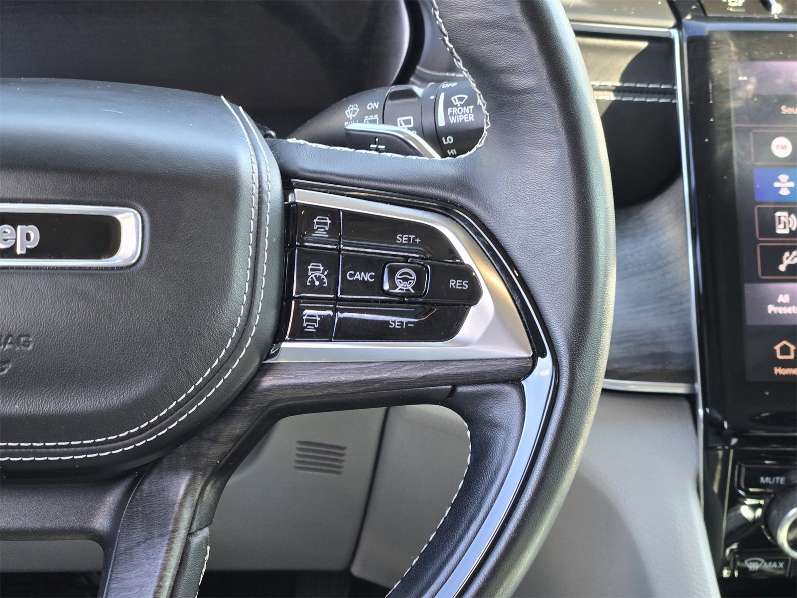 Used 2022 Jeep Grand Cherokee L Overland w/ Advanced Protech Group III image 27