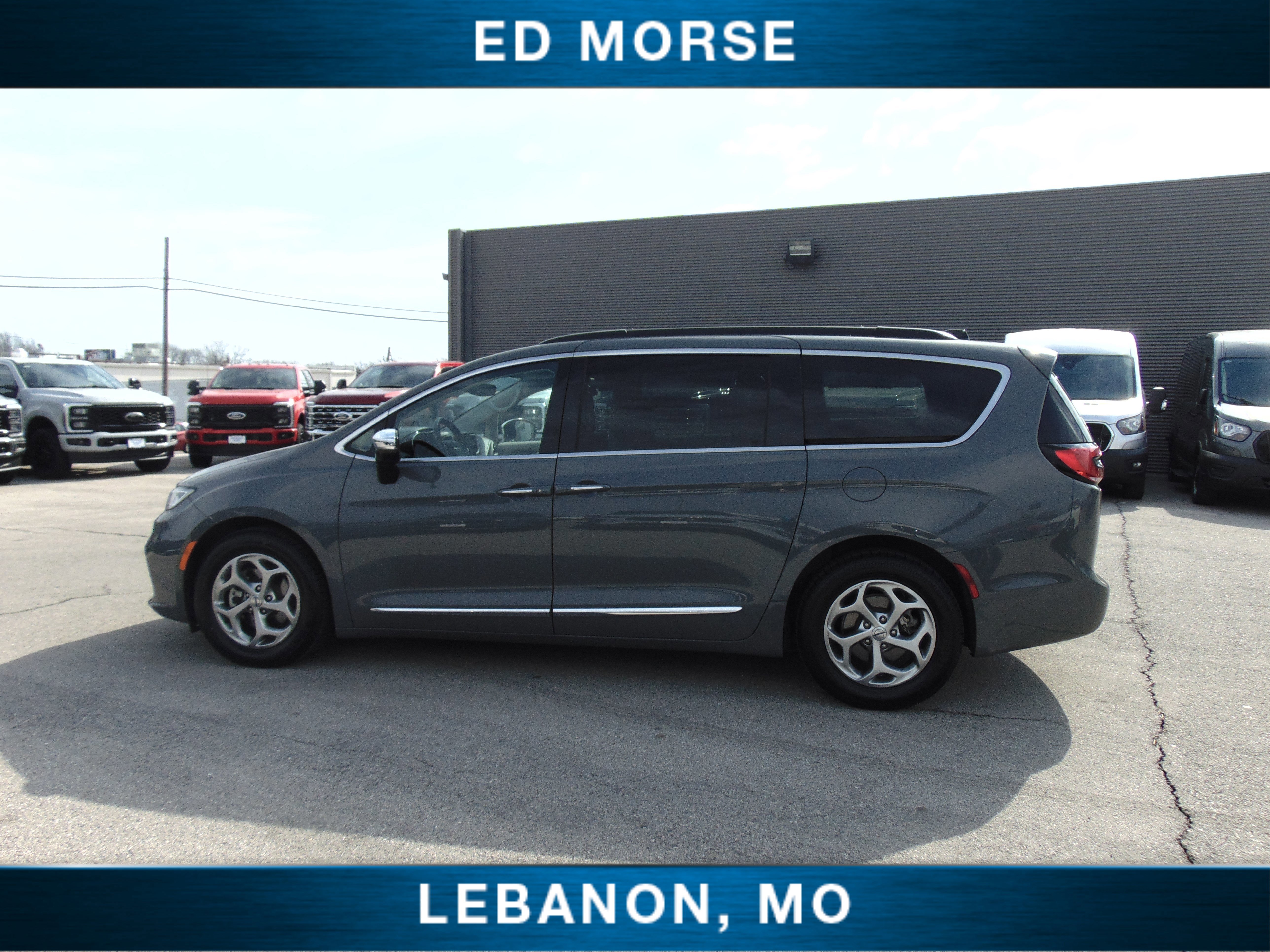 Used 2023 Chrysler Pacifica Limited image 2