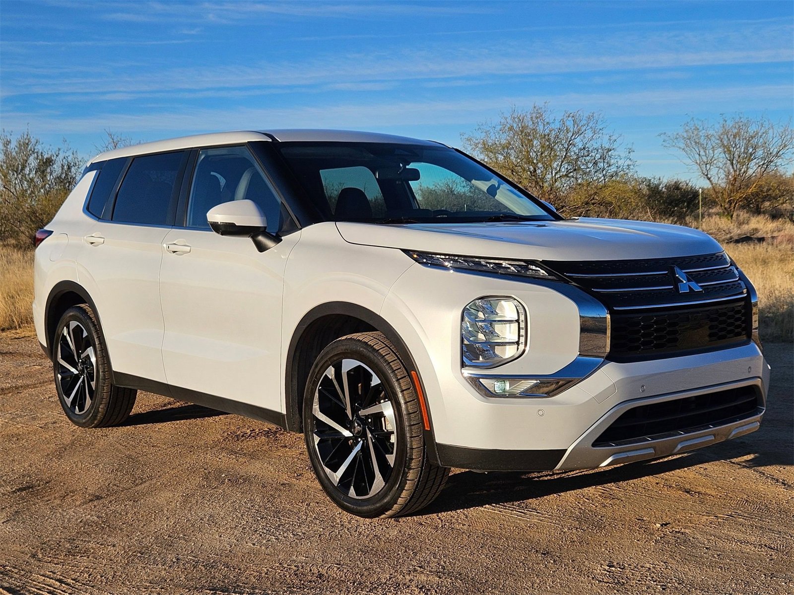 Used 2023 Mitsubishi Outlander SE image 3