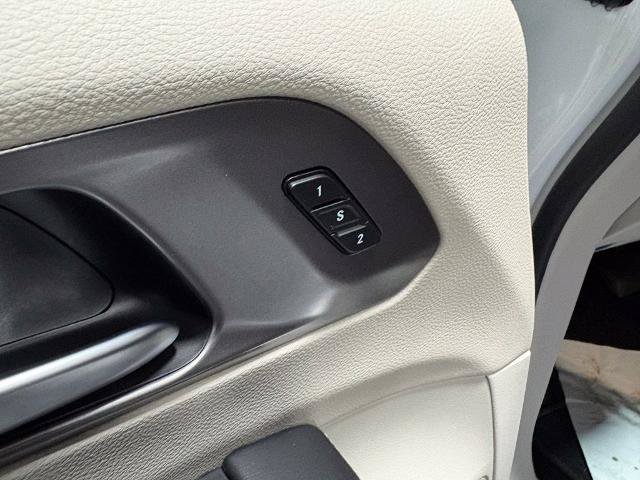 Used 2022 Chrysler Pacifica Touring-L FWD image 26